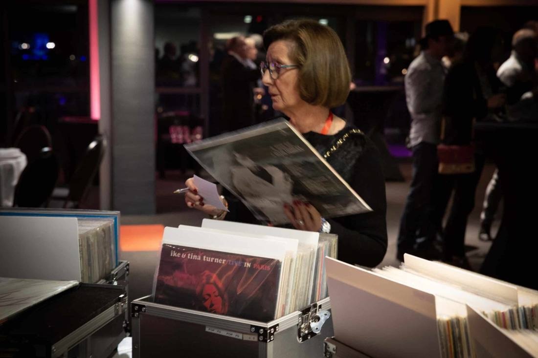 Invités dans les bacs à vinyles